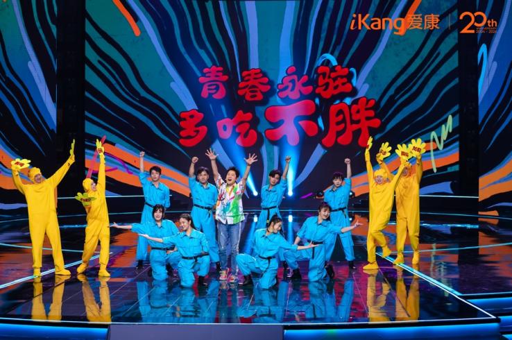 一群穿著藍(lán)色衣服的人

低可信度描述已自動生成