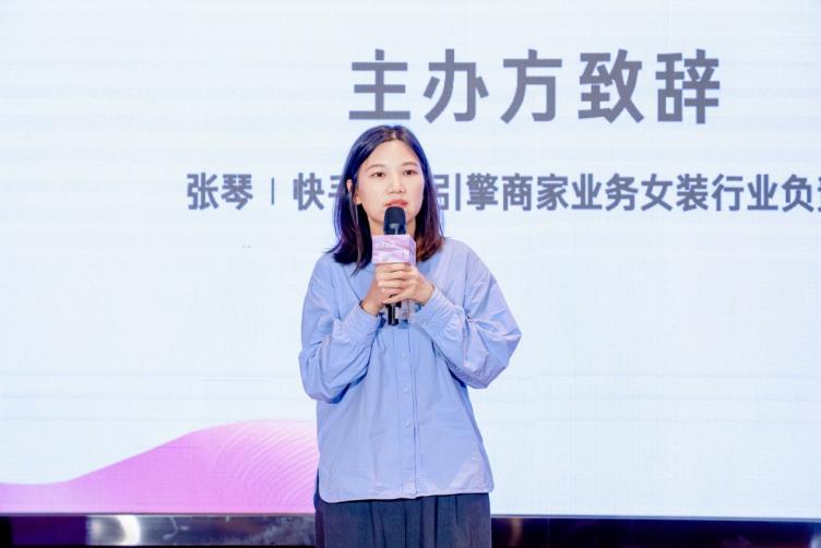 穿著藍(lán)色衣服的人在打電話

描述已自動(dòng)生成