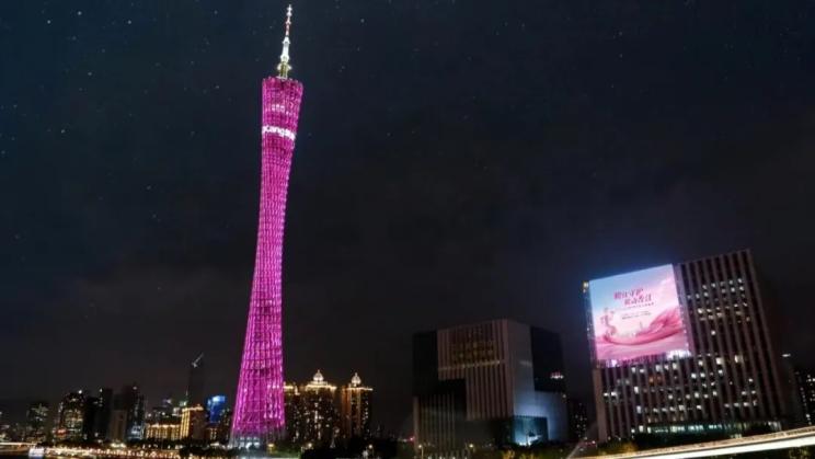 夜晚亮著燈的高塔

描述已自動生成