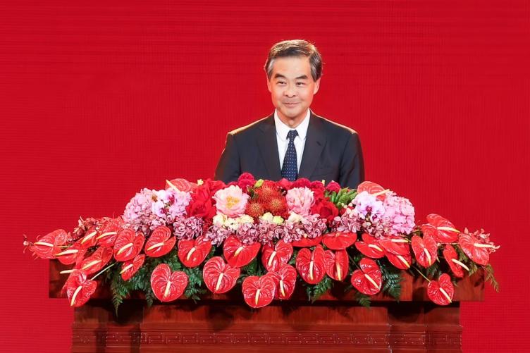 梁振英