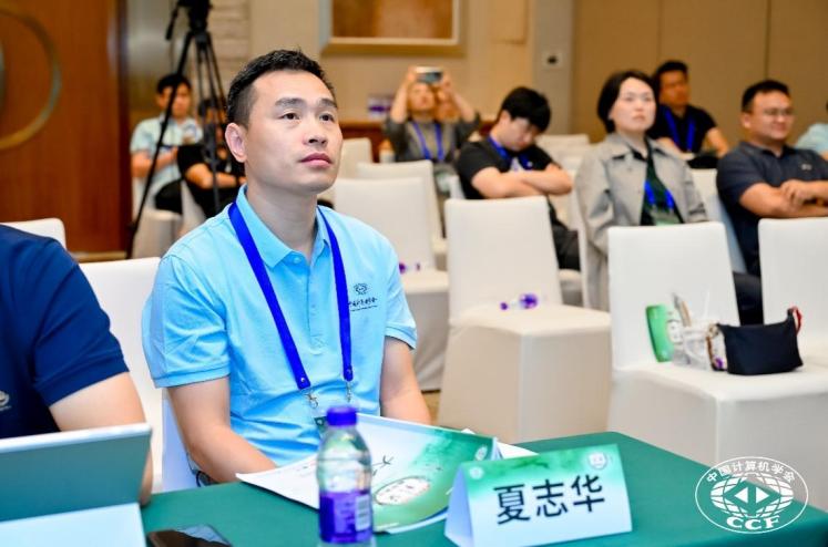 幾個(gè)人在桌子前

AI 生成的內(nèi)容可能不正確。