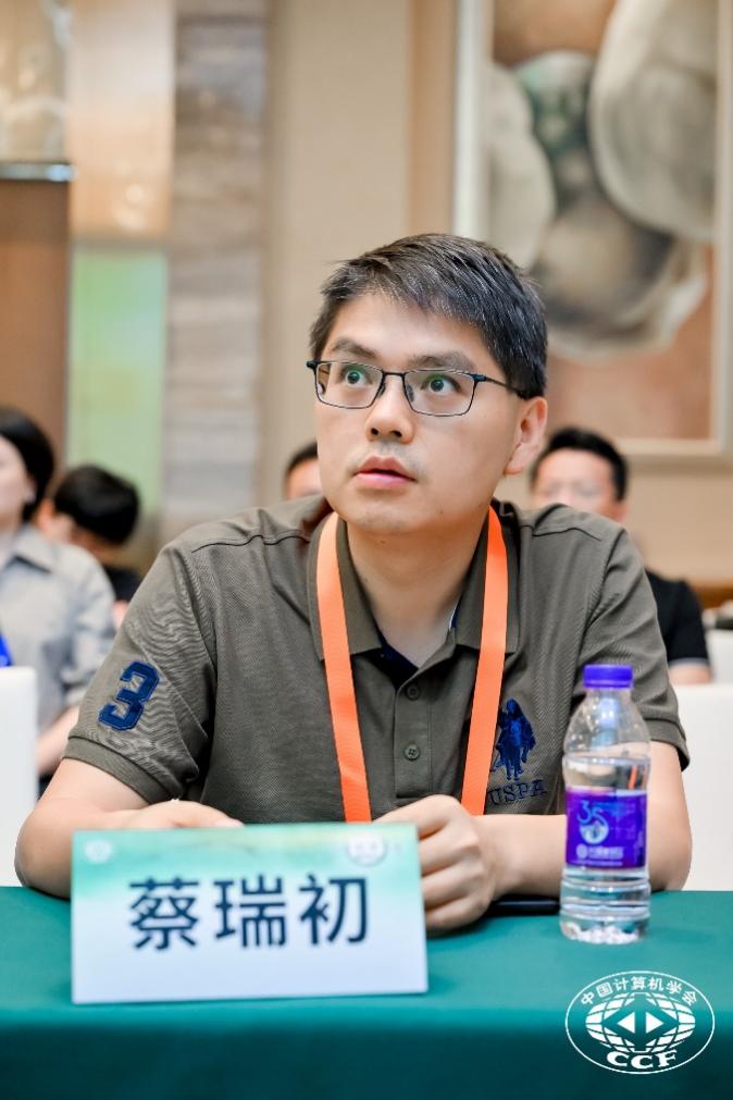 一些人在桌子前

AI 生成的內(nèi)容可能不正確。