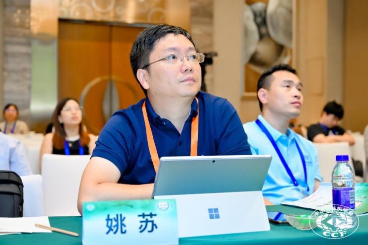 人拿著筆記本電腦的桌子前

AI 生成的內(nèi)容可能不正確。