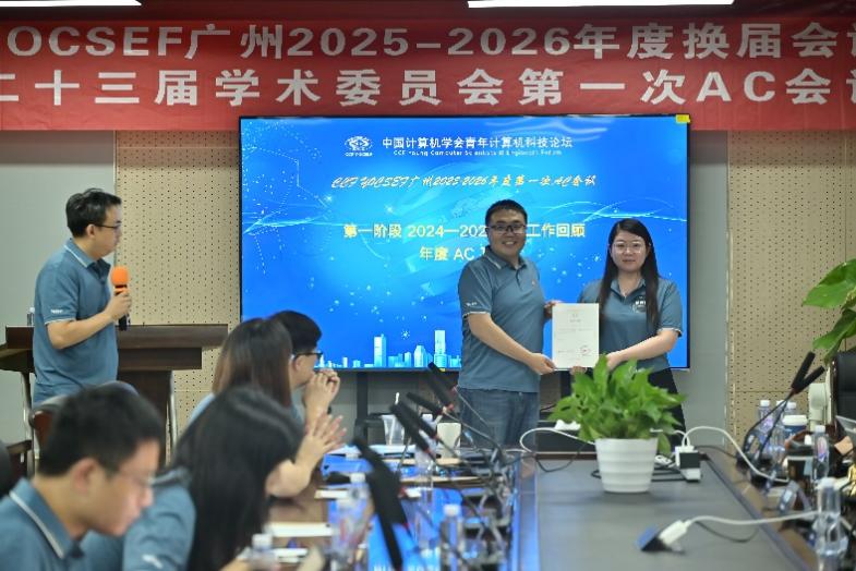 一群人在餐廳的桌子前

AI 生成的內(nèi)容可能不正確。