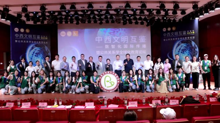 與會(huì)嘉賓與工作人員合影留念